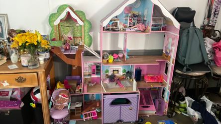 Barbies doll house with furniture