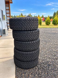 Ford raptor 5 tires like new 315/70/17