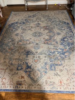 Floor rug in good condition, size - 7*10 feet