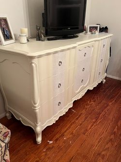 Vintage French Provincial Dresser