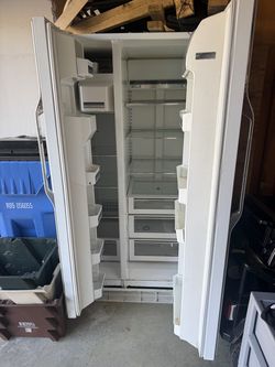Side-by-Side Refrigerator / Freezer – Works Great