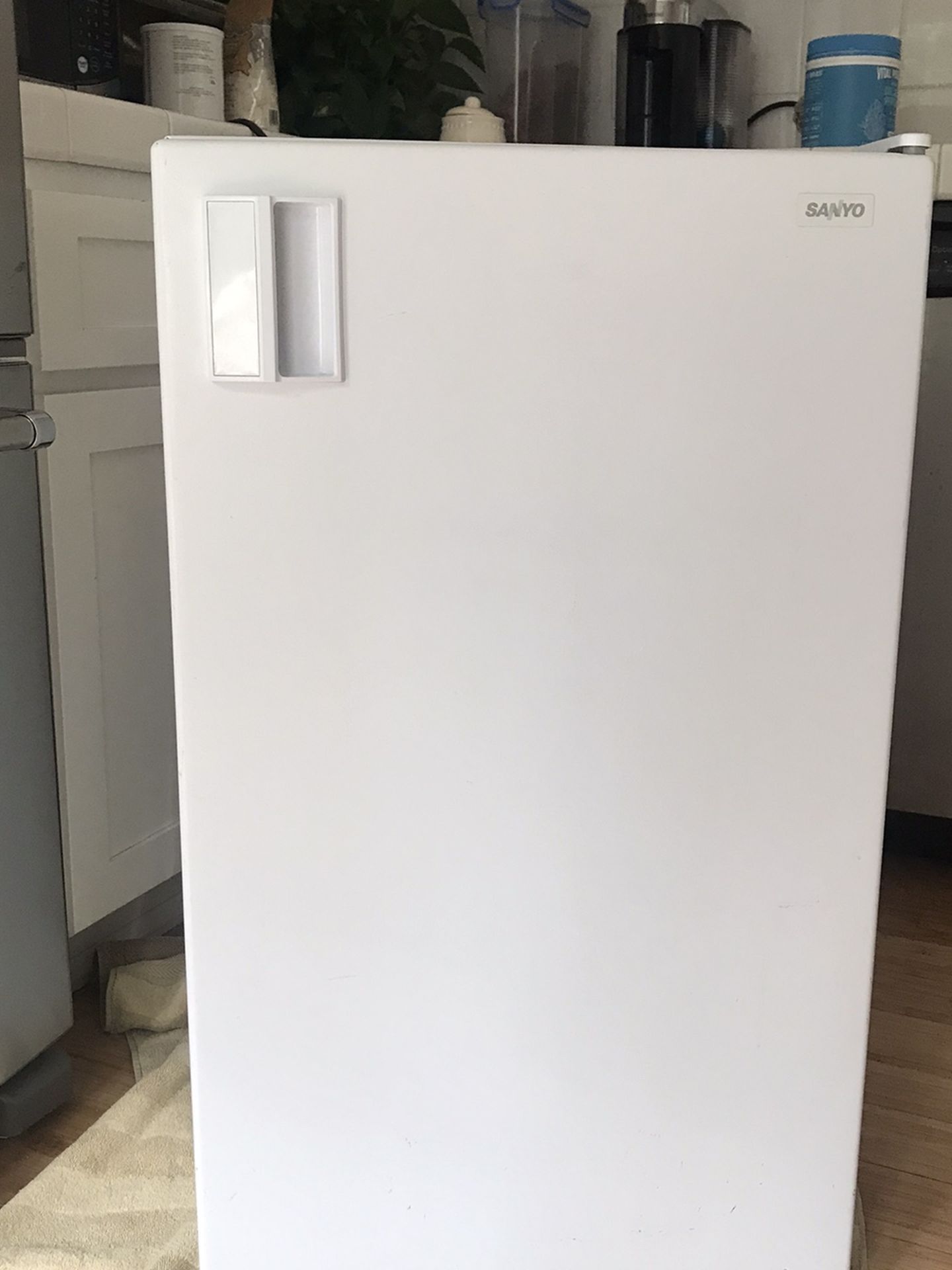 White Sanyo Mini Fridge w Freezer