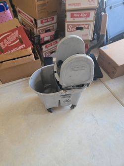 Rubbermaid mop bucket