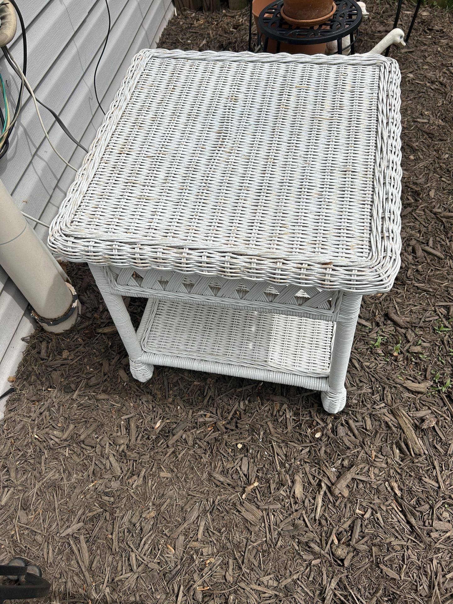Beautiful White Wicker End/Side Table