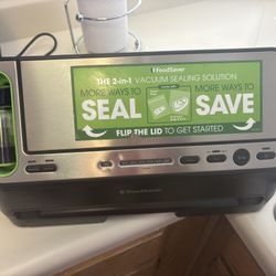 FoodSaver 2-in-1 Vacuum Sealer w/ Retractable Handheld Sealer – Great Condition