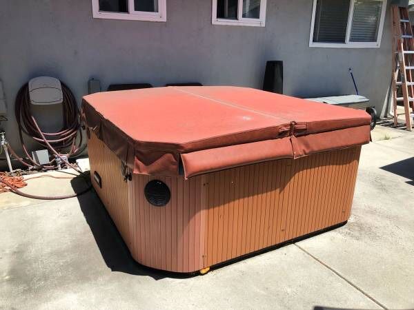 Costco Hot tub!! In good condition!!