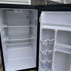 Danby mini Fridge Working / Clean 