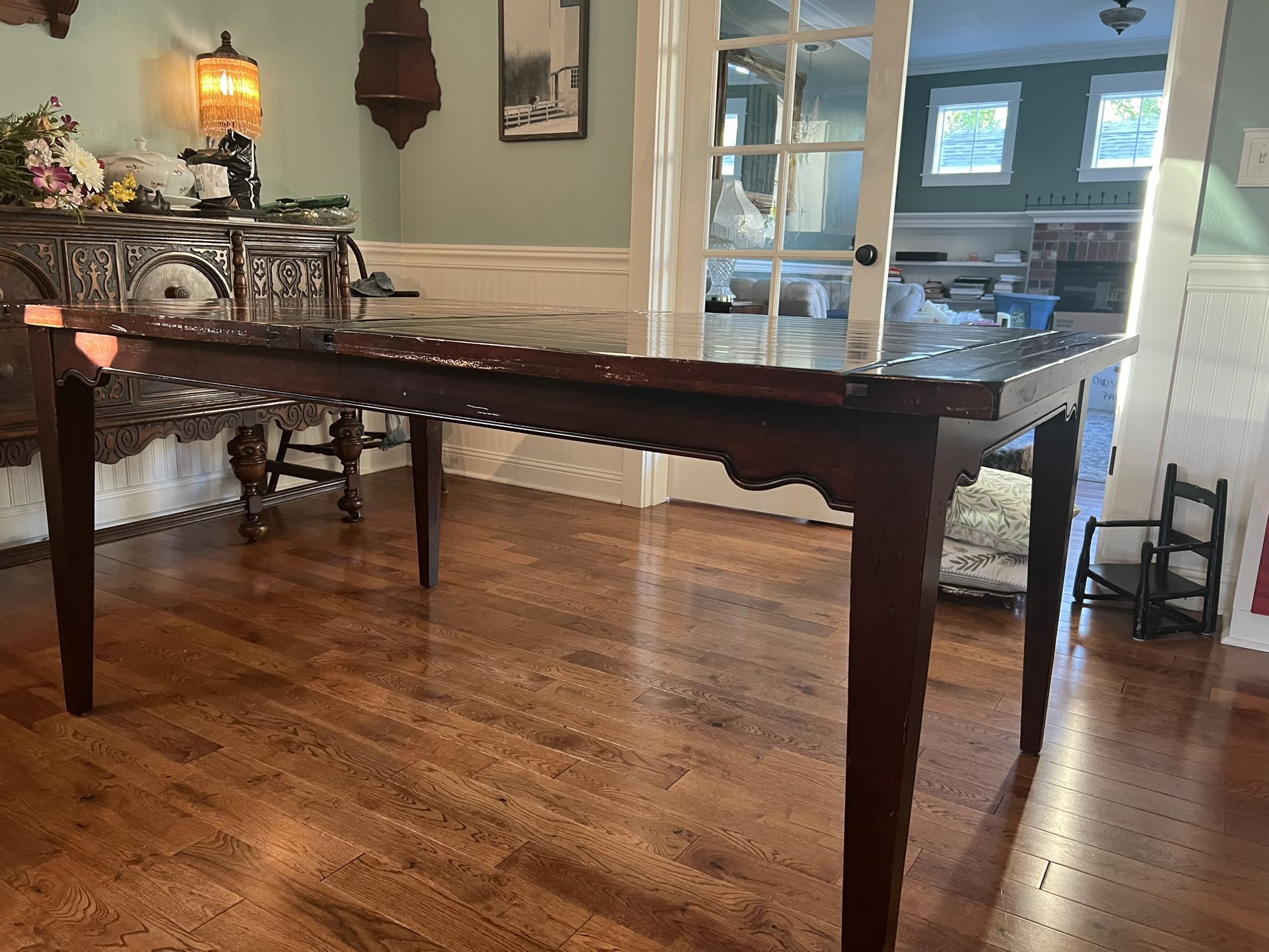 Vintage Broyhill Mahogany Dining Room Table With 8 Windsor chairs
