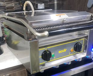 Panini Grill – Retail $1,800 – ONLY $300 (Firm) with local delivery included Excellent used condition Removed from working environment Heavy-duty c