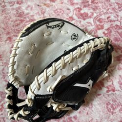 Catchers Mitt Almost Brand New Easton 