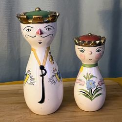 Vintage set of large porcelain King & Queen salt & pepper shakers, manufactured in Japan, c. 1960s-1970s.