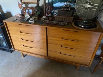 Drexel Dresser set includes mirror