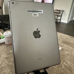 iPad 6th Gen 32GB iOS 17.7 WiFi With Charger 