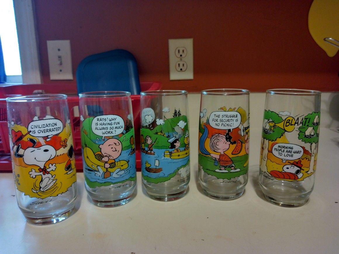 All Collectiors 5 R CAMP SNOOPY COLLECTION...1 IS SMURFS...3 R PEPSI COLLECTOR SERIES OF GOOFY,,MINNI,,DAFFY THE DUCK