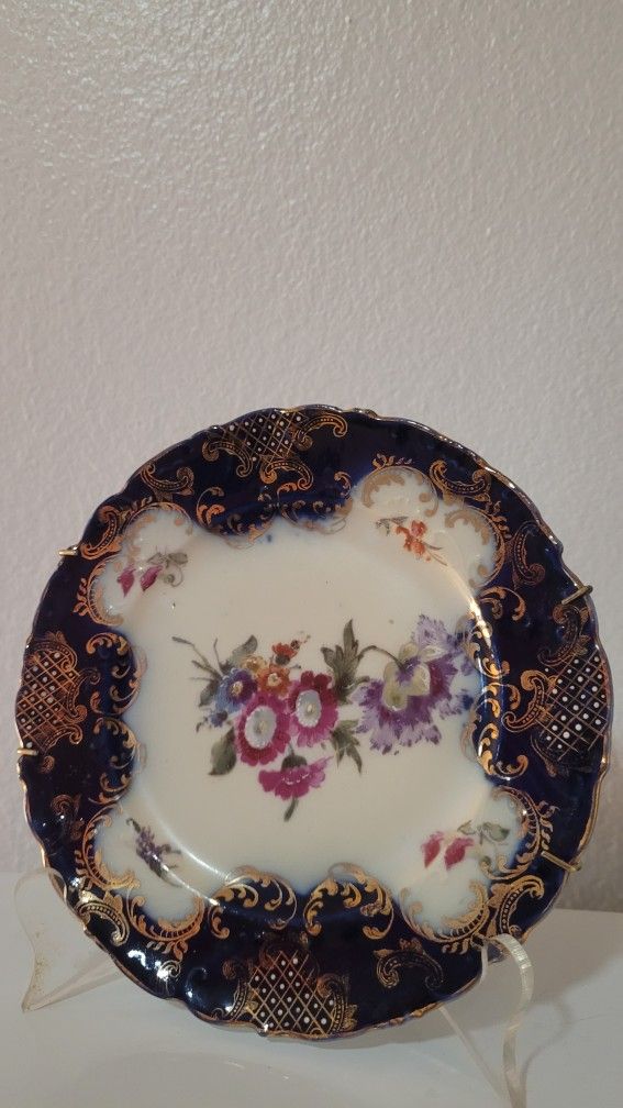 Small Decorative Plate With Stand And Hanging Hardware