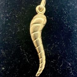 🎁 Elegant 18K Yellow  Gold Ribbed Horn Pendant