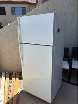 Free Fridge - Pickup Required