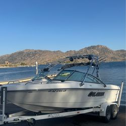 2005 Calabra Wakeboarding boat