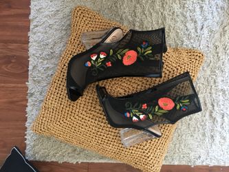 Cute size 7 Brand New Heels