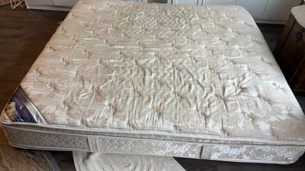 Serta King Size Mattress - excellent condition