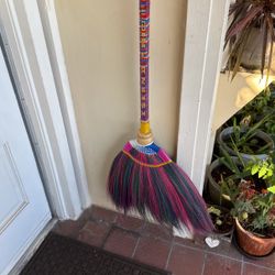 NATURAL HANDHELD WHISK BROOM MADE IN THE PHILIIPPINES - 