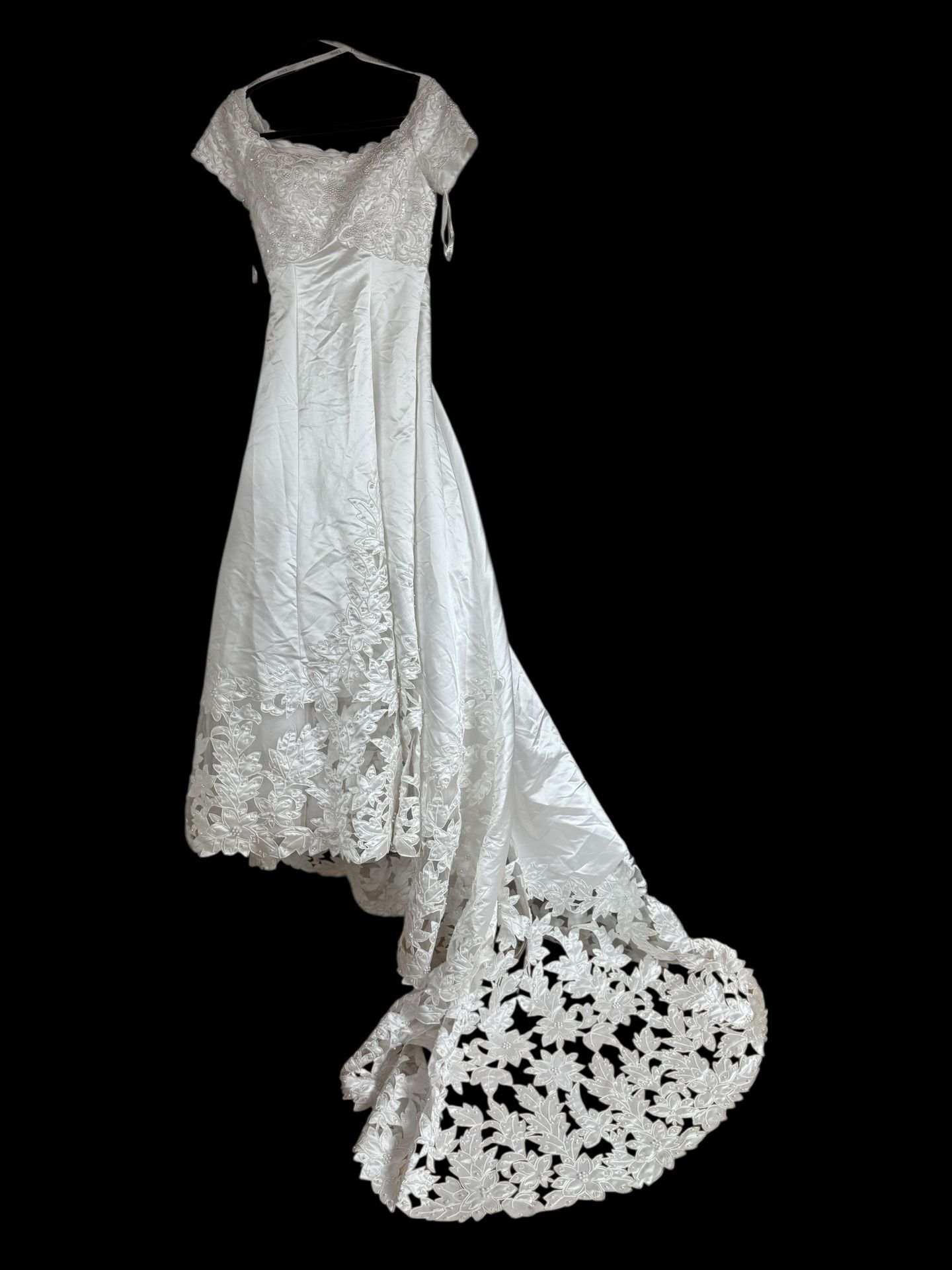 St Tropez White Poinsettias Size 6 Beaded Wedding Dress 8345