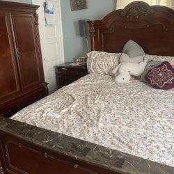 Queen Bedroom Set Solid Wood Original Price $5000 At Store. 