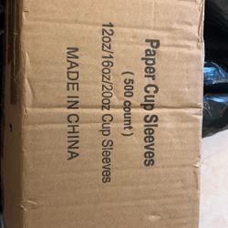tengo una caja de paper cup sleeves de 500 piesas 15$ 