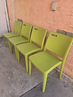 4 Stackable Green Chairs 💚