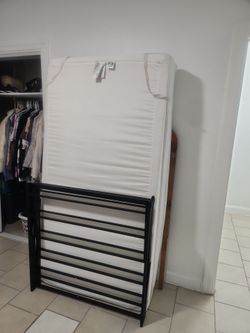 Twin mattress w metal frame