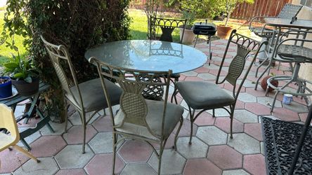 Table with 4 chairs