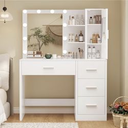 Vanity desk with light and mirror