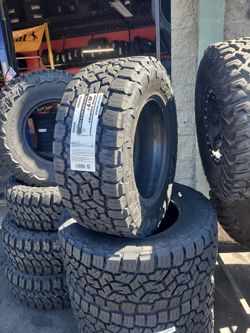 33/12.5/18 Toyo AT 111