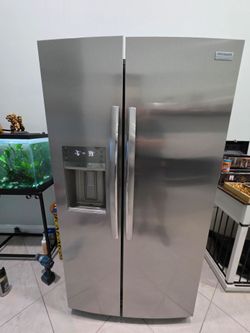 Frigidaire Gallery Side-by-Side Refrigerator – Excellent Condition.