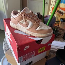 Women Size 7.5 Nike dunks color rose