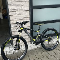 Giant Stance Mountain Bike