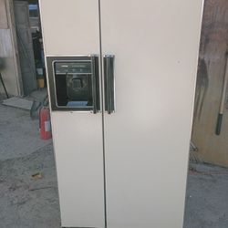 2 DOORS REFRIGERATOR HOT POINT.