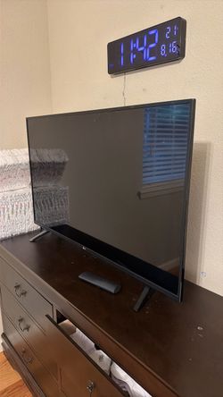 LG Flat Screen TV with Remote 42 inch