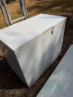 White Deep Freezer with Locking Latch