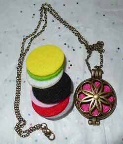 Brass FLOWER Essential Oil Diffuser Necklace Aromatherapy Locket Pendant w/ 3 Washable Colored Pads & 5ml DoTerra Peppermint