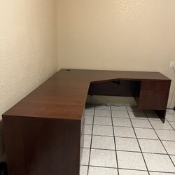 Desk L-Shaped 72in X 84in With Lock Drawers 