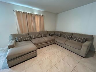 Large U-Shaped Sectional Sofa w/ Chaise – Super Comfy!