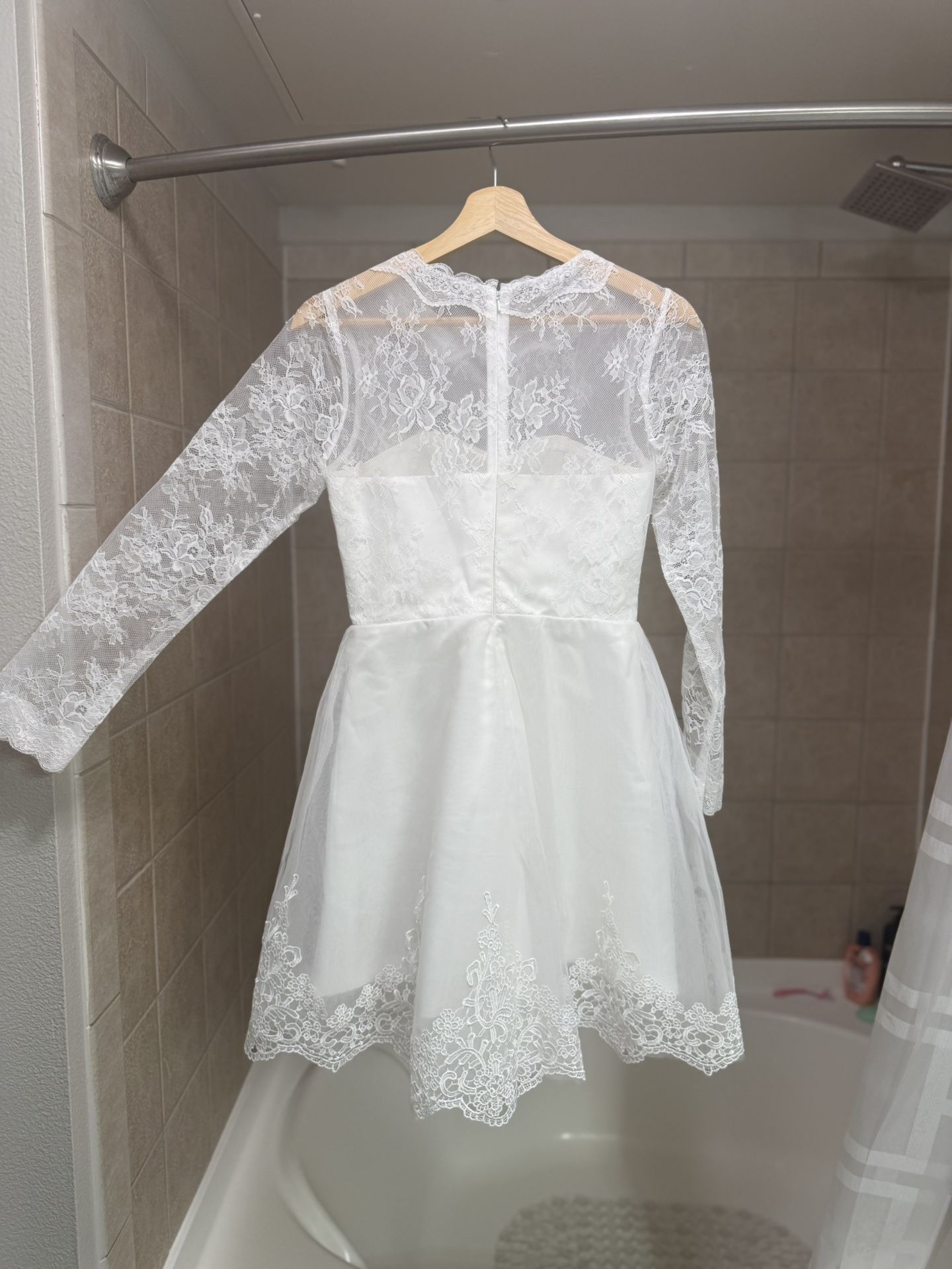 White Lace Dress Size 4 (New, Never Worn) White Lace Dress Size 4 (New, Never Worn)