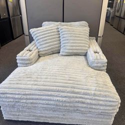 Brand New Chaise Lounge Chair Sofa !! With Cupholders And Usb Ports