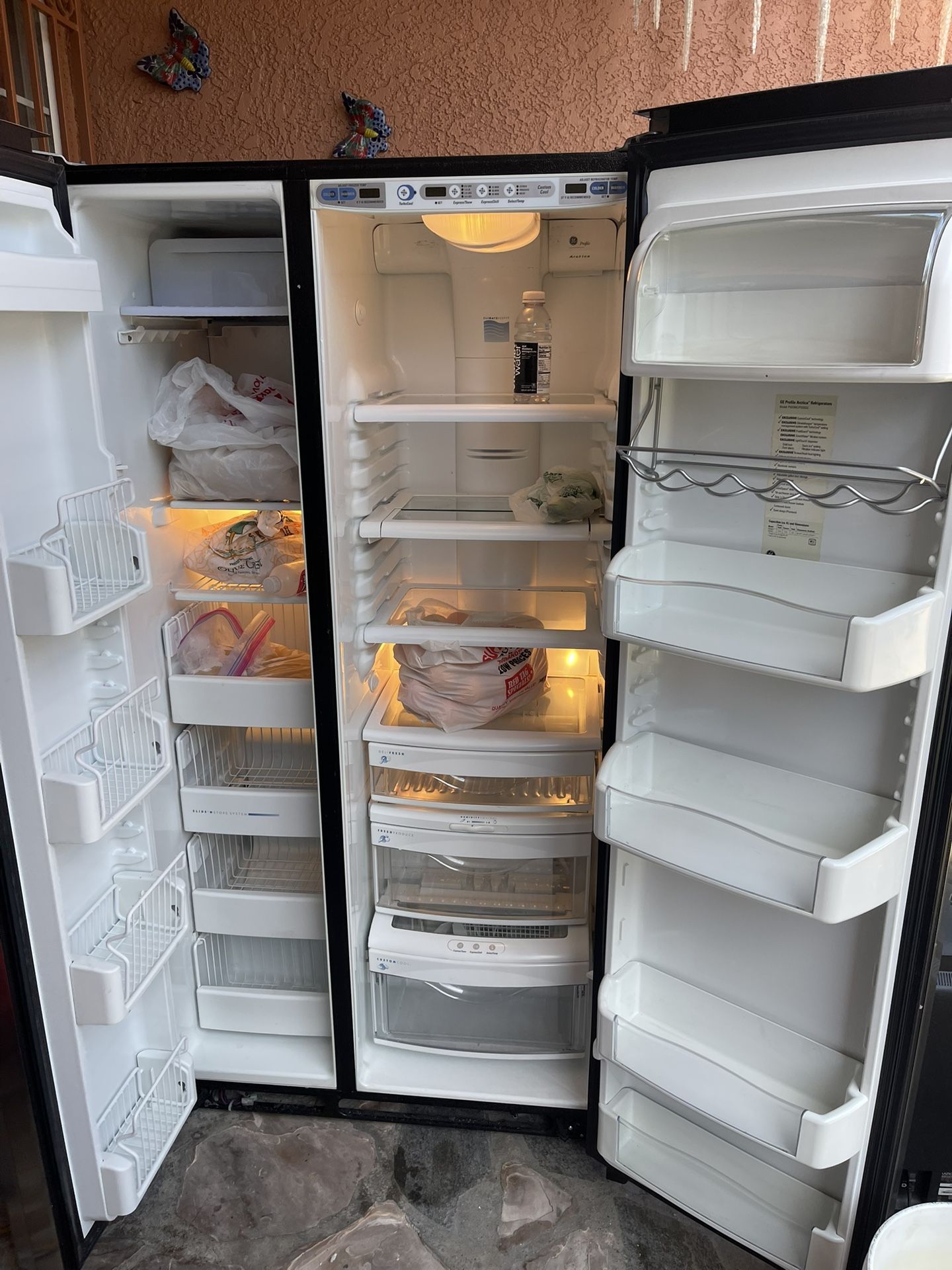Refrigerador Muy Bueno Ela Muy Vien Y Congela Muy Vien Solo La Maquina De Los Hielitos No Funciona $130 Precio Firme