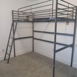 Free Metal Loft/Bunk Bed (Twin)