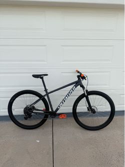 2022 Specialized Rockhopper Mountain Bike