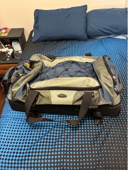 Rolling duffel bag luggage