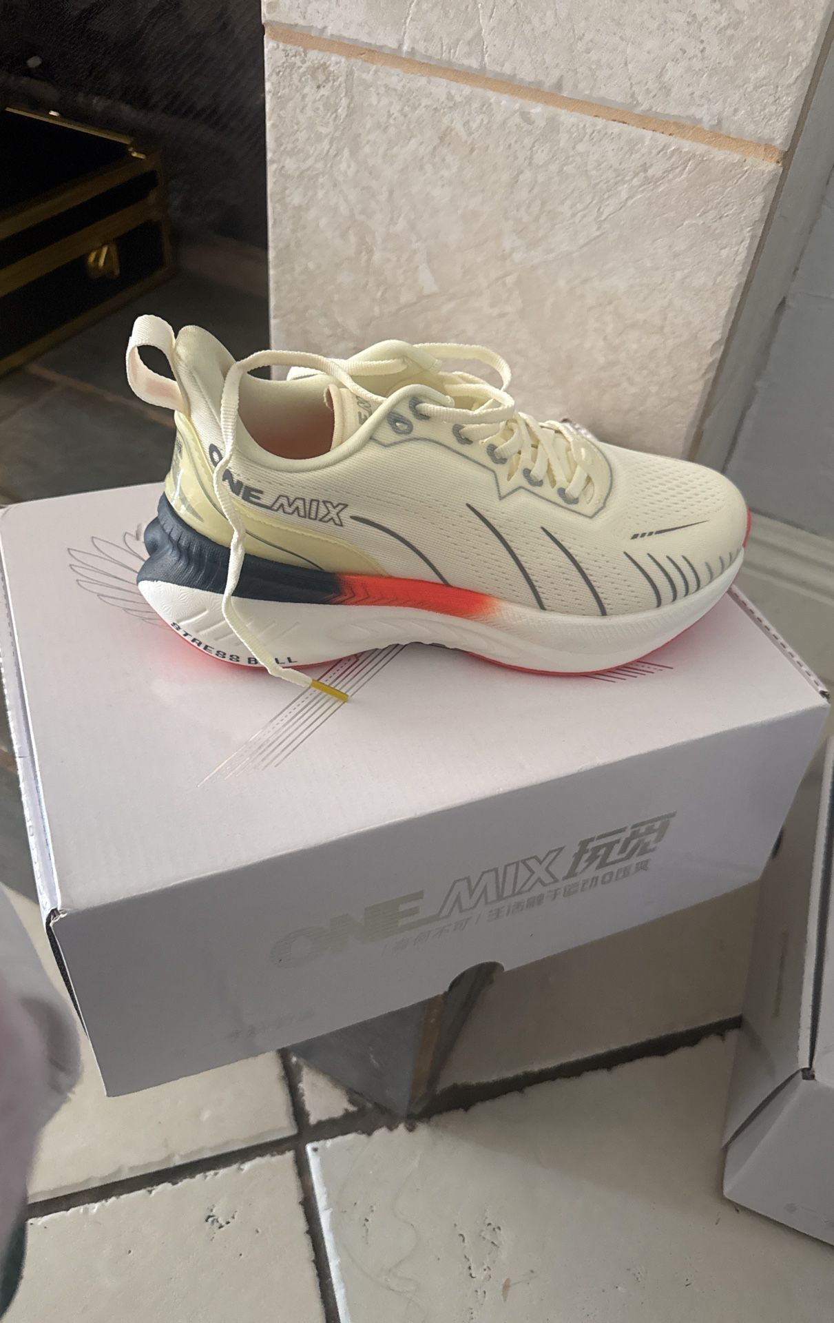 Tennis shoes