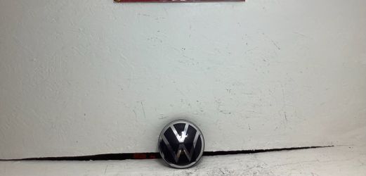2022-2025 Volkswagen Jetta Emblem & distance sensor (2)
